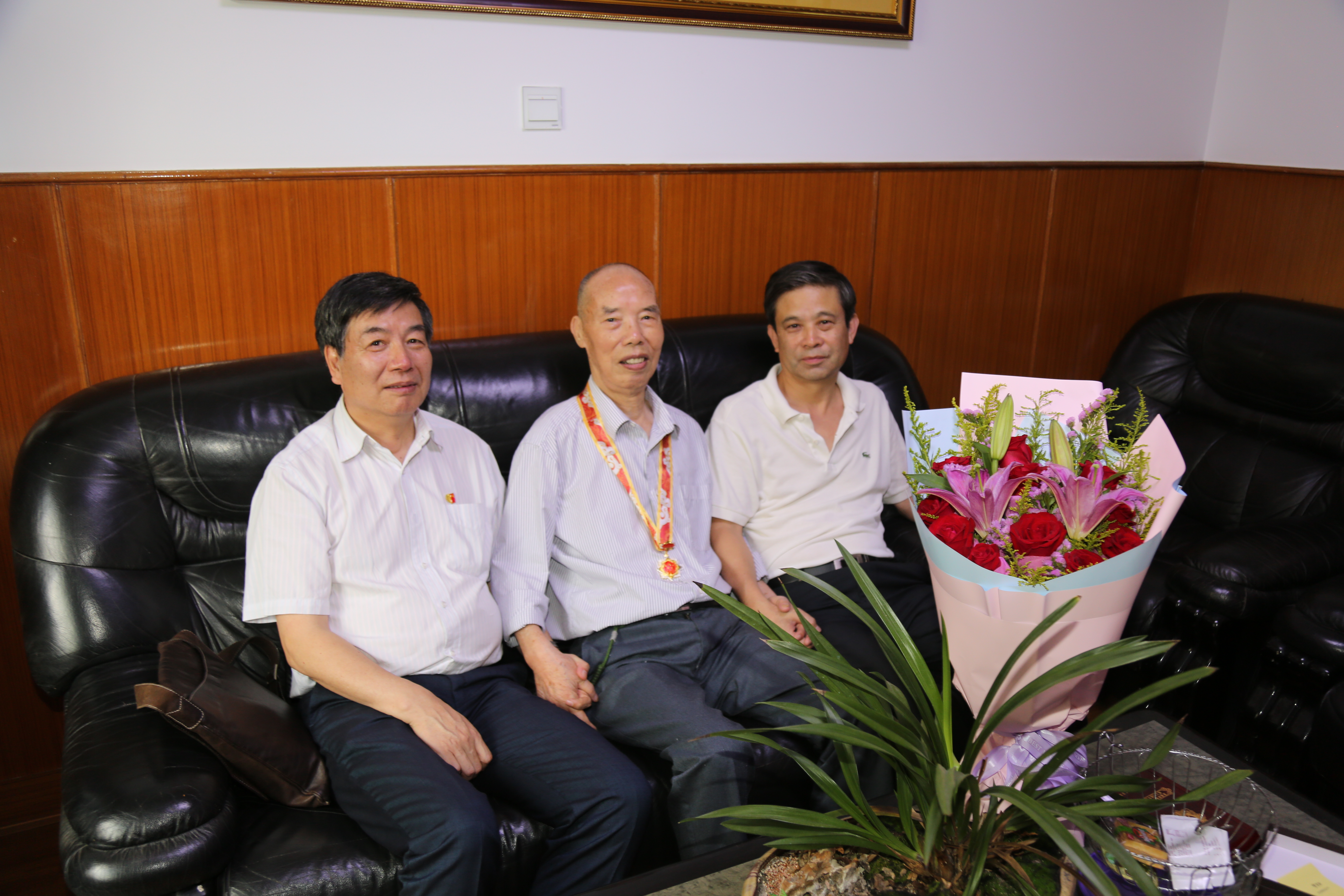 01 06 集团公司领导走访慰问公司老干部老党员 01 06 集团公司领导走访慰问公司老干部老党员